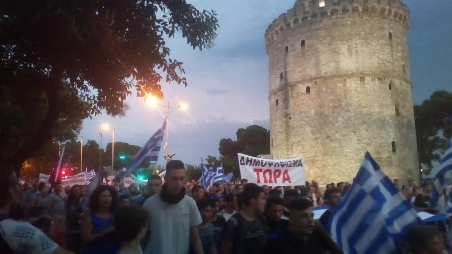 Υπό «πολιορκία» τα γραφεία των ΣΥΡΙΖαίων στη Θεσσαλονίκη – Συνθήματα κατά Μπουτάρη και Τσίπρα – Σείστηκε η γη: «Ελλάς, Ελλάς ή ταν ή επί τας»